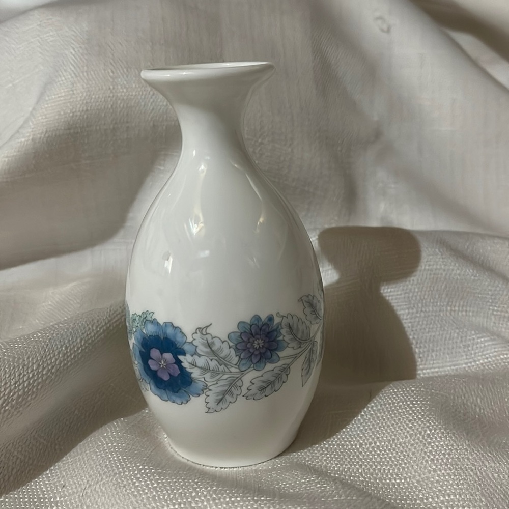 🔥3/$20 Vintage Wedgwood Clementine Blue Flowers Bud Vase 1990s